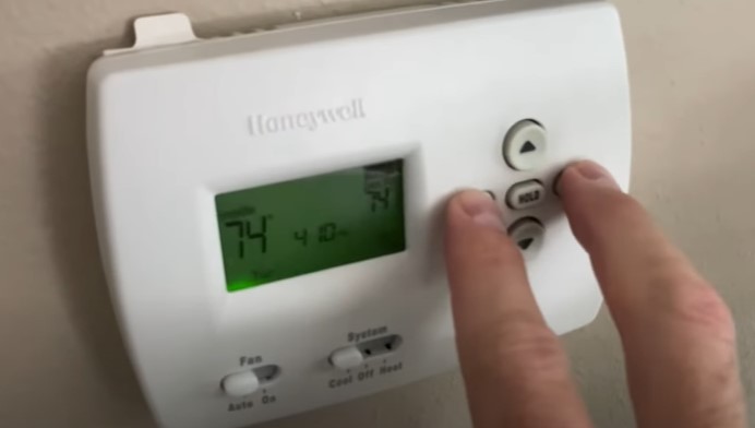 How to Fix a Flashing Cool Light on a Braeburn Thermostat